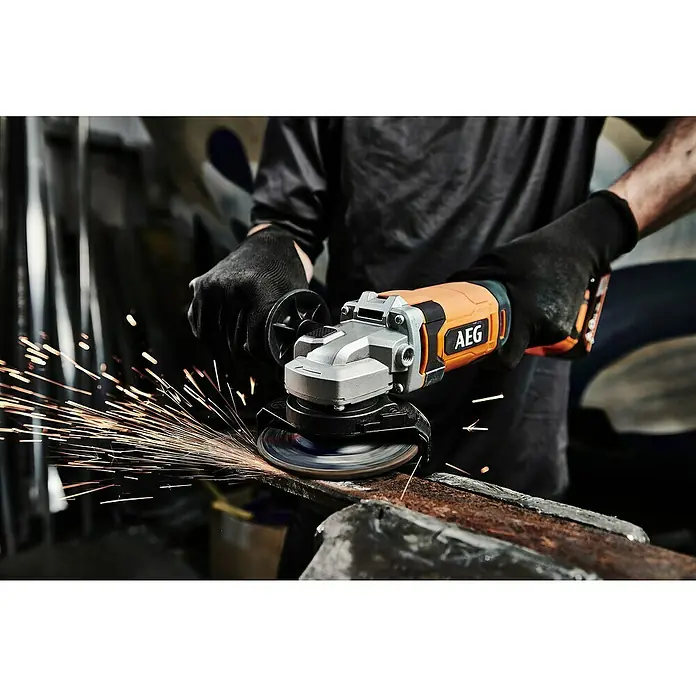 AEG Pro 18V Akku-Winkelschleifer BEWS 18-125X2-0 - 18 V, Ohne Akku, Durchmesser Scheibe: 125 mm - Person in schwarzen Handschuhen verwendet einen orange-silbernen AEG Winkelschleifer, um Metall zu schneiden, wobei Funken entstehen.