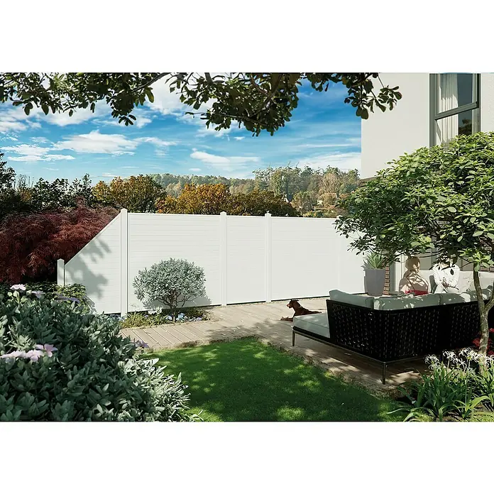 Joda Sichtschutzelement Santa Cruz - 180 x 175 cm, Weiß - Eine stilvolle Terrassengestaltung mit einem modernen, weißen Gartenzaun, der Privatsphäre und Eleganz vereint. Perfekt für entspannte Stunden im Freien.