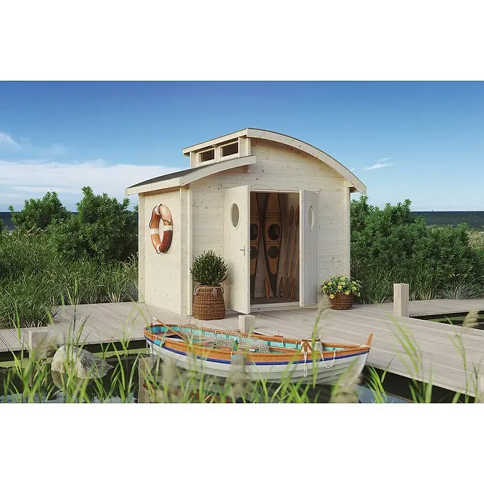 Joda Gartenhaus Nautic - Außenmaß inkl. Dachüberstand (B x T): 340 x 220 cm, Holz, Natur, Wandstärke: 28 mm - Ein helles Holzhaus mit einem abgerundeten Dach und offenen Türen, in dem Kajaks gelagert werden. Draußen liegt ein Boot vor dem Haus.
