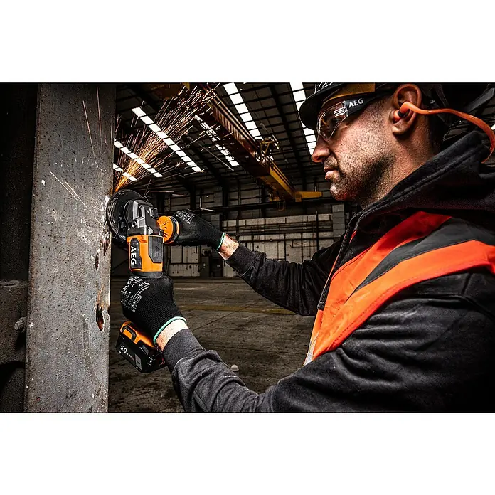 AEG Pro 18V Akku-Winkelschleifer BEWS 18-125BLPX2 - 18 V, Ohne Akku, Durchmesser Scheibe: 125 mm - Mann benutzt einen orange-schwarzen AEG Winkelschleifer zum Trennen von Metall, wodurch Funken entstehen.