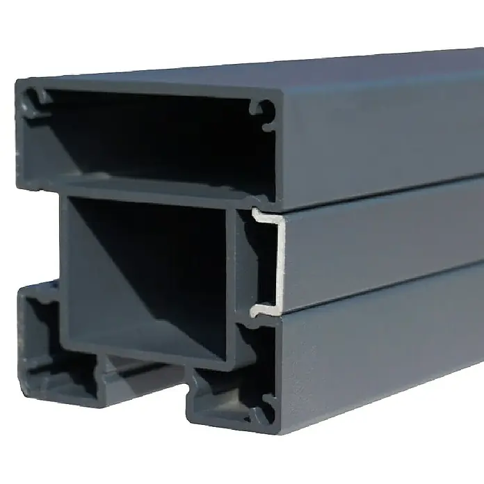 Joda Pfosten - 225 x 7 x 7 cm, Aluminium - Detailaufnahme eines grauen Hohlkammerprofils, das seine innere Struktur und Geometrie zeigt. Ideal für Bau- und Designprojekte.