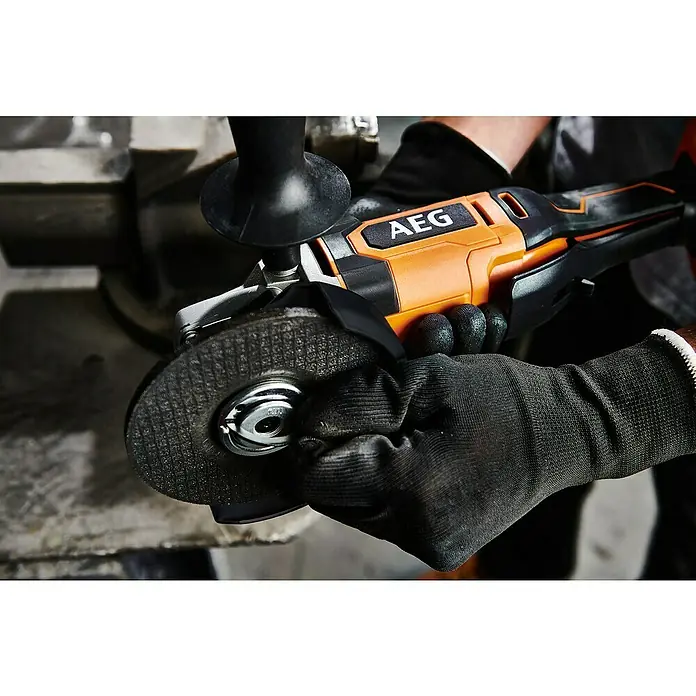AEG Pro 18V Akku-Winkelschleifer BEWS 18-125X2-0 - 18 V, Ohne Akku, Durchmesser Scheibe: 125 mm - Orange-schwarzer AEG Winkelschleifer, von behandschuhten Händen gehalten, einsatzbereit.