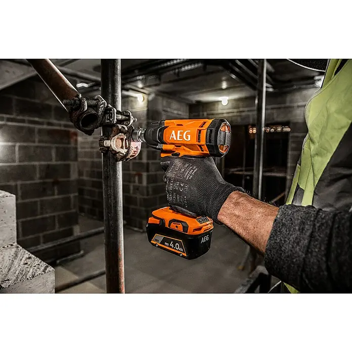 AEG Pro 18V Akku-Schlagschrauber BSS 18C12ZC - 18 V, Ohne Akku, 439 Nm - Orange-schwarzer AEG Schlagschrauber, 18V 4.0Ah Akku, von einer behandschuhten Hand an einem Gerüstrohr befestigt.