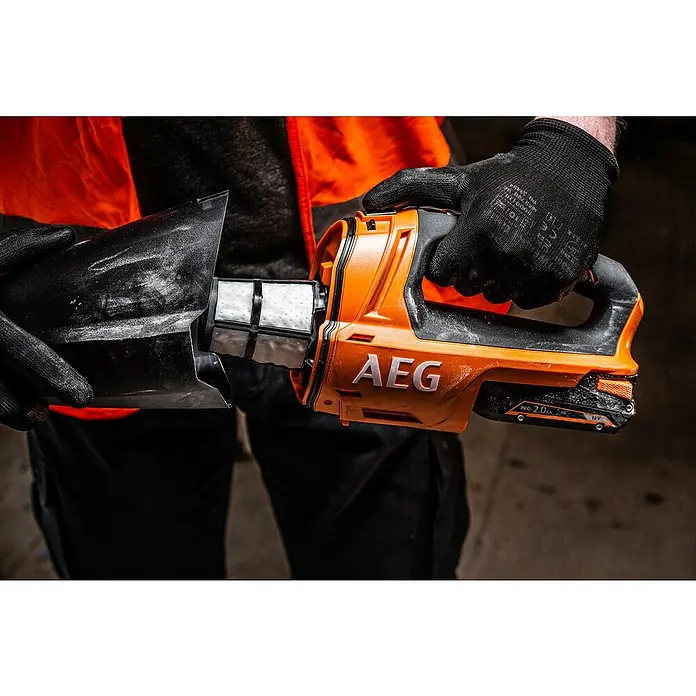 AEG Akku-Handstaubsauger BHSS18C-0 - Ohne Akku, Behältervolumen: 860 l - Arbeiter in Handschuhen hält orangefarbenen AEG Akku-Staubsauger. Der staubige Filter wird zur Reinigung/zum Austausch entnommen.
