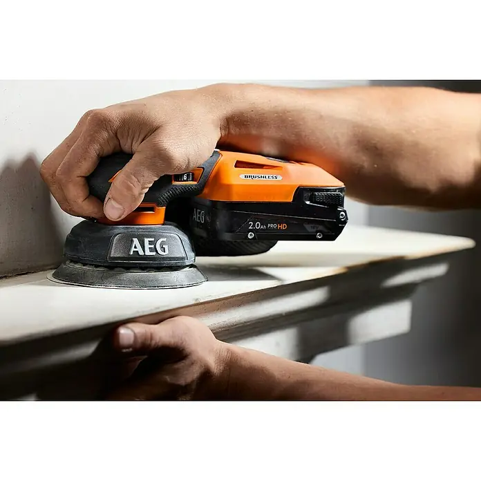 AEG Pro 18V Akku-Exzenterschleifer BEX 18SBL-125 - 18 V, Ohne Akku, Durchmesser Schleifteller: 125 mm - Eine Person verwendet einen orange-schwarzen, kabellosen AEG Exzenterschleifer, um eine Holzoberfläche zu glätten.