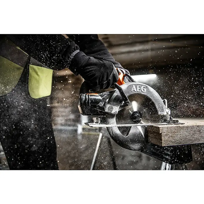 AEG Pro 18V Akku-Handkreissäge BKS 18BL2 - 18 V, Ohne Akku, 0 U/min - 5.400 U/min - AEG Handkreissäge schneidet Holz, Späne fliegen.