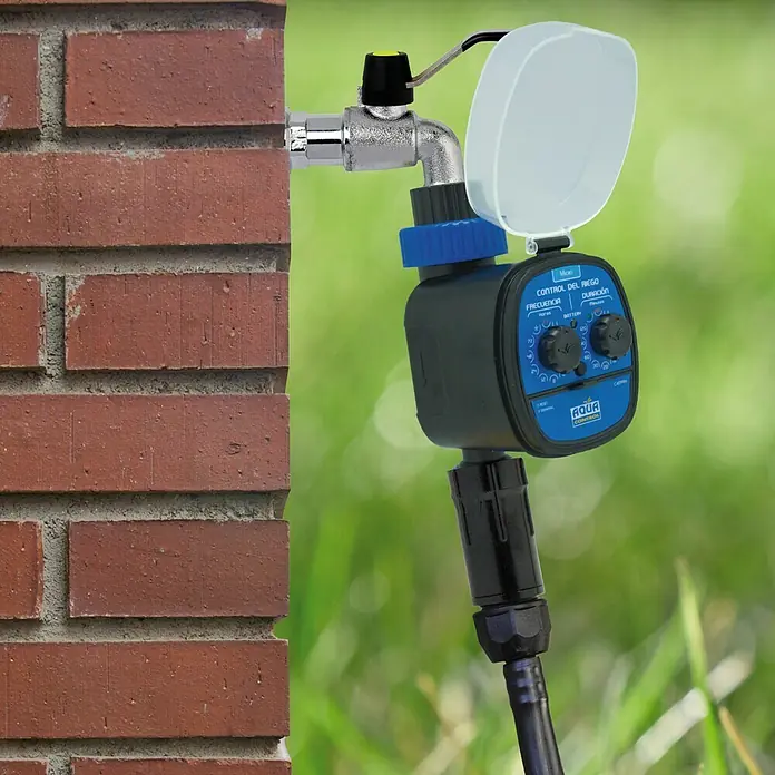Altadex Programador de riego Aquacontrol Micro - Tiempo de riego: 1 min - 2 h - Primer plano de un temporizador de riego Aqua Control conectado a un grifo, utilizado para el riego automático del jardín.