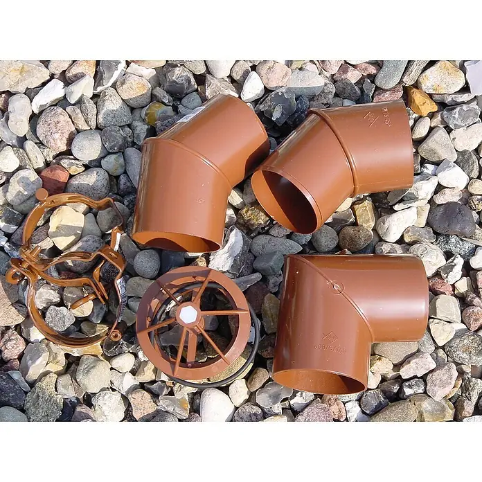 Joda Dachrinnen-Set Helsinki 1 - Passend für: Joda® Gartenhaus Helsinki mit Sockelmaß 248 x 428 cm - Braune Kunststoff-Fallrohrbögen, Schelle und ein runder Laubfänger für Entwässerungssysteme.