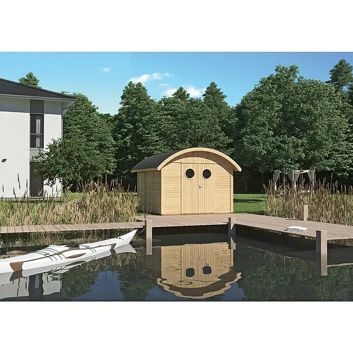 Joda Gerätehaus Rerik - Außenmaß inkl. Dachüberstand (B x T): 341 x 350 cm, Holz, Naturbelassen - Außenaufnahme einer modernen Holzsauna am Seeufer mit Bootssteg, die zum Entspannen einlädt. Das Design ist einladend und einzigartig.