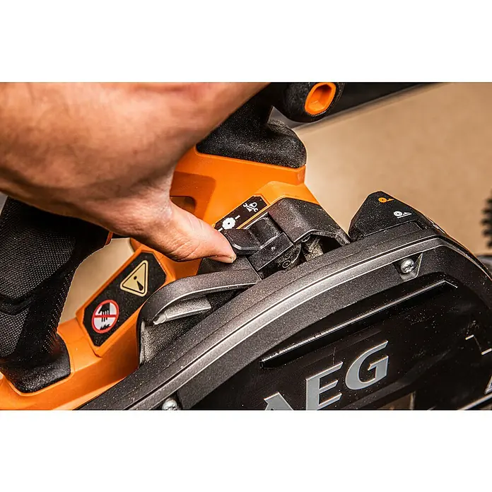 AEG Pro 18V Akku-Tauchsäge BKS 18PBL - 18 V, Ohne Akku, Durchmesser Sägeblatt: 165 mm, 0 U/min - 5.000 U/min - Hand drückt Schalter an einem orange-schwarzen AEG Elektrowerkzeug.