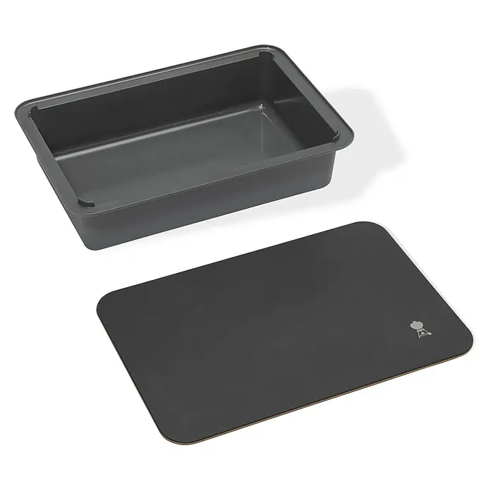 Weber Works Aufbewahrungsbox mit Schneidebrett - L x B x H: 36 x 24 x 2 cm, Kunststoff, Braun/Grau - Bild einer Weber Grillpfanne mit Deckel, ideal zum Zubereiten von Speisen auf dem Grill. Praktisches Zubehör für jeden Grillmeister.