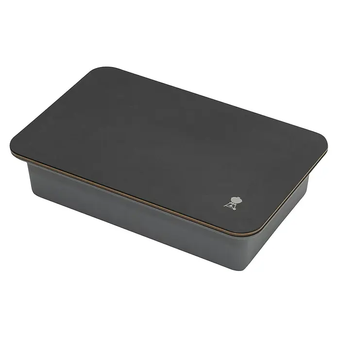 Weber Works Aufbewahrungsbox mit Schneidebrett - L x B x H: 36 x 24 x 2 cm, Kunststoff, Braun/Grau - Das Bild zeigt einen Weber Grilltisch, der mit einem schwarzen Deckel versehen ist, ideal für die Zubereitung im Freien.