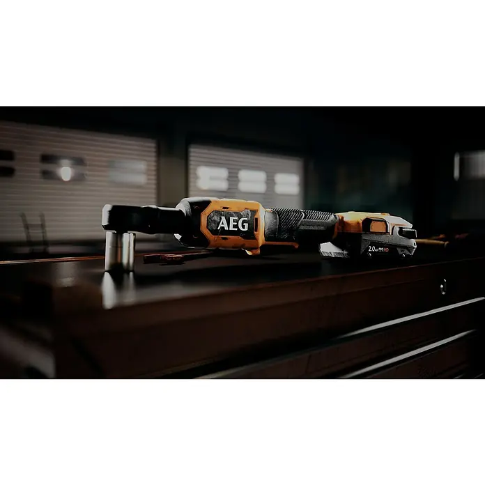 AEG Pro 18V Akku-Winkelbohrschrauber BSS 18SRABL - 18 V, Ohne Akku, 150 Nm - AEG orange-schwarze Akku-Knarre mit Akku auf einer dunklen Werkzeugkiste.