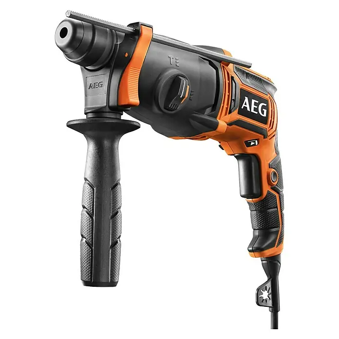 AEG Bohrhammer BH 24IE - 800 W, 2,4 J, Schnellspannbohrfutter - Schwarz-orange AEG Schlagbohrmaschine mit Zusatzhandgriff, in ¾-Ansicht.