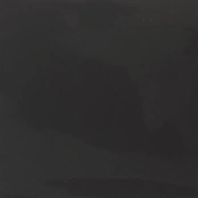 Modern Style Wandfliese Alboran Negro - 7,5 x 15 cm, Schwarz, Glänzend - Dunkler, einfarbiger Hintergrund, ideal für Produktfotografie. Minimalistisch und vielseitig, perfekt für kontrastreiche Darstellungen.