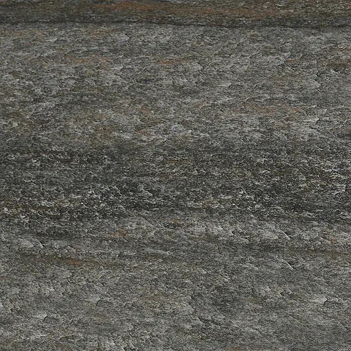 Terrassenfliese Lava Black 2.0 - 60 x 60 x 2 cm, Schwarz/Braun, Matt - Nahaufnahme einer dunklen, strukturierten Steinplatte mit horizontalen Linien. Ideal für Texturen und Hintergründe.
