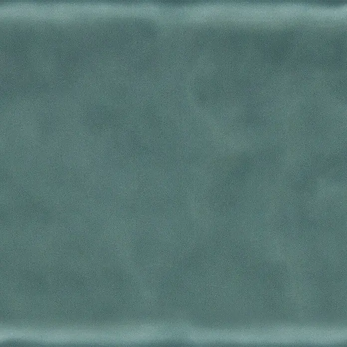 Modern Style Wandfliese Emotion Verde 800 - 9,8 x 29,8 cm, Grün, Glänzend - Nahaufnahme einer einfarbigen, türkisfarbenen Fliese mit einer leicht strukturierten Oberfläche, ideal für moderne Wandgestaltungen.