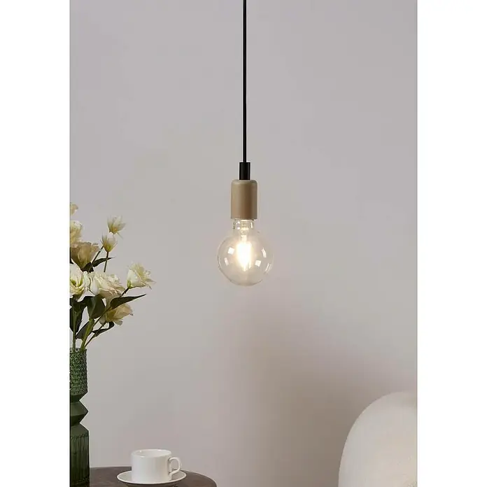Eglo LED-Lampe Vintage Globe-Form E27 - E27, Nicht Dimmbar, Warmweiß, 600 lm, 5 W - Nahaufnahme einer Pendelleuchte mit einer runden Glühbirne und einem zylindrischen Lampensockel, die ein modernes und minimalistisches Design zeigt.