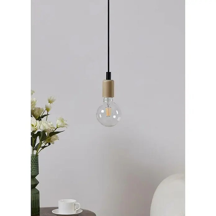 Eglo LED-Lampe Vintage Globe-Form E27 - E27, Nicht Dimmbar, Warmweiß, 600 lm, 5 W - Eine hängende Glühbirne mit Lampenfassung aus hellem Holz, die ein warmes, einladendes Licht in den Raum wirft.