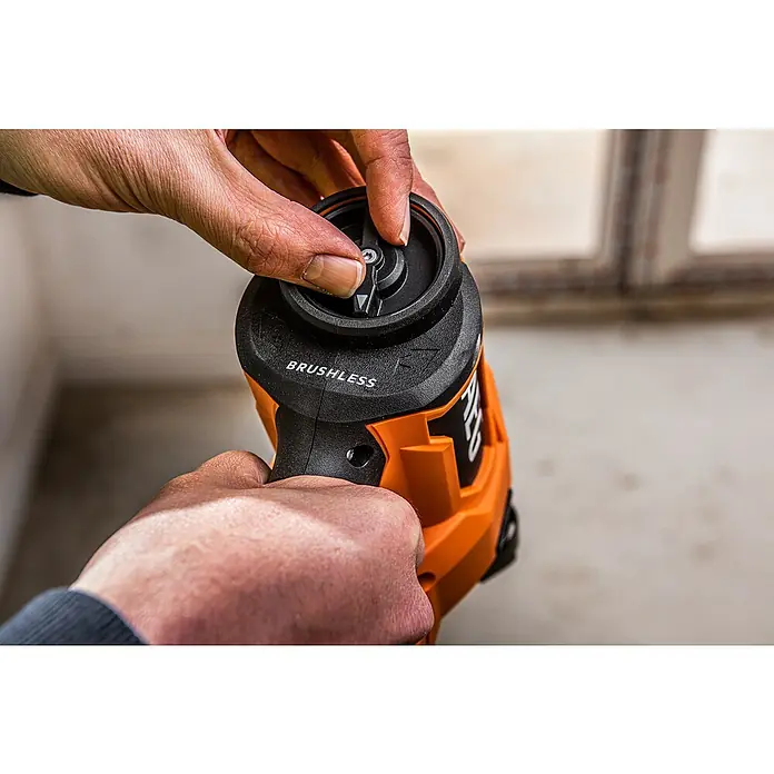 AEG Pro 18V Akku-Nagler B18BN18-0 - 18 V, Ohne Akku, Länge Nagel: 16 mm - 54 mm - Hände einer Person stellen den Regler eines orange-schwarzen bürstenlosen Elektrowerkzeugs ein.