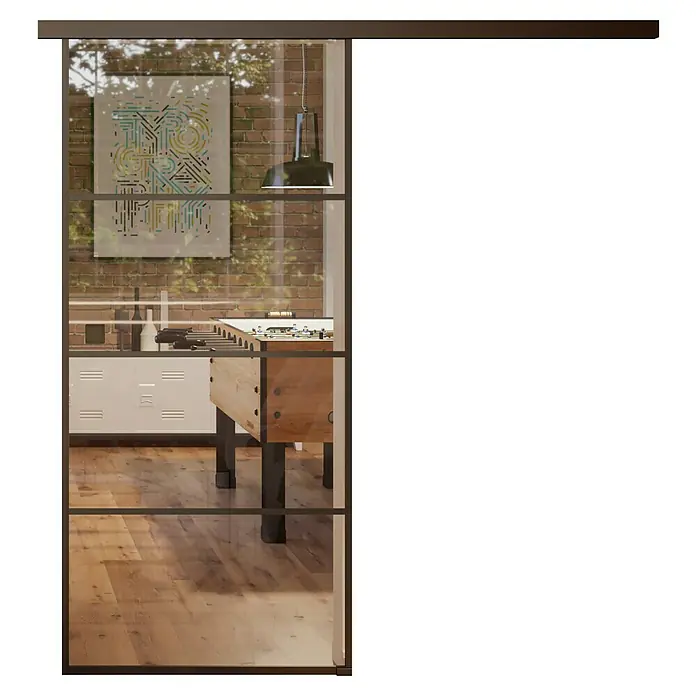 Room Plaza Slimwork Schiebetür-Komplettset Typ 9 - 940 x 2.060 mm, Klarglas - Industrielle Glasschiebetür mit dunklem Metallrahmen, teilweise geöffnet zu einem Wohnraum mit Kickertisch.