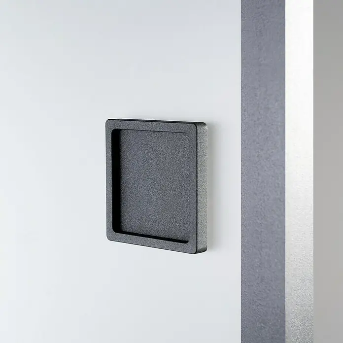 Room Plaza Slimwork Schiebetür-Komplettset Typ 9 - 940 x 2.060 mm, Klarglas - Dunkelgrauer, strukturierter, quadratischer Griffmulde.