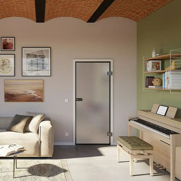 Room Plaza Slimwork Drehtür-Komplettset - 709 x 2.097 mm, DIN Anschlag: Rechts, Satiniertes Glas - Milchglas-Tür mit dunklem Rahmen, integriert in ein modernes Wohnzimmer mit Sofa und Klavier.