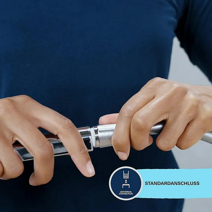 Grohe Vitalio Start Brausegarnitur 110 1 - Lochabstand: 47 cm - 62 cm, Chrom, Kunststoff - Die Hände einer Person verbinden einen verchromten Schlauch mit einem Standardanschluss für ein Badezimmerprodukt.