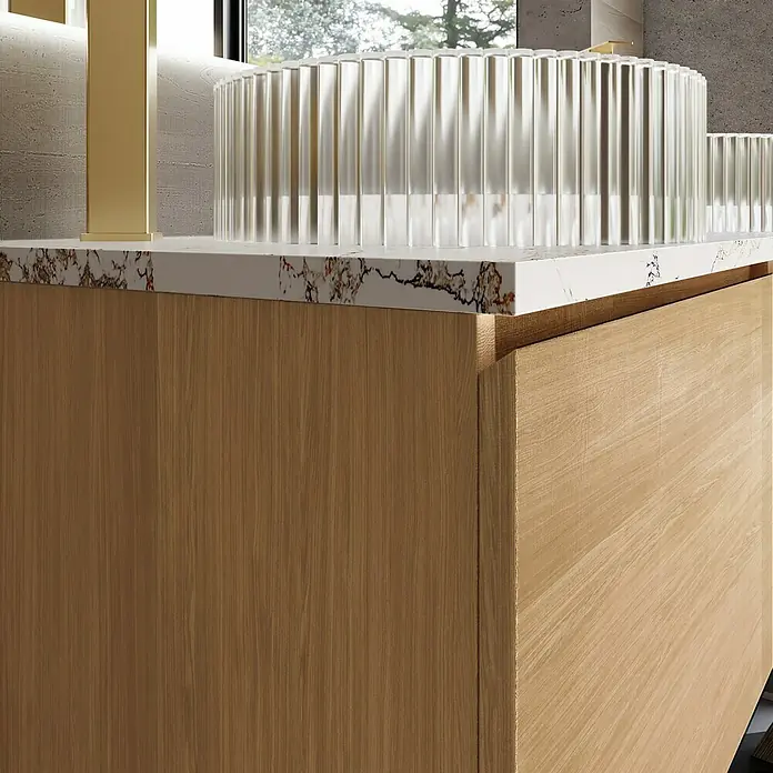 Artysan Encimera para lavabo Luxury - 46 x 121 x 2 cm, White gold - Primer plano de un tocador con un lavabo redondo de vidrio acanalado y una encimera de mármol sobre un mueble de madera.