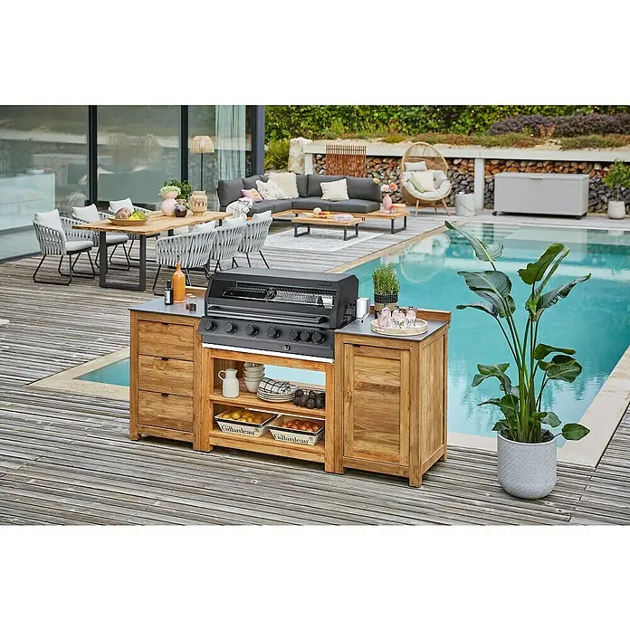 Kingstone Outdoorküche Cliff 6005/Zoe I - 4 -tlg., Teakholz/Stahl/Keramik, Schwarz/Braun, Material Grillfläche: Gusseisen, Anzahl Brenner: 6 - Ein stilvoller Grill mit Holzunterschrank und Ablagefläche im Außenbereich, ideal für kulinarische Erlebnisse am Pool.