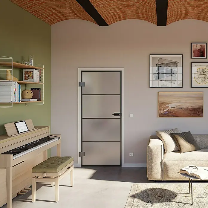 Room Plaza Slimwork Drehtür-Komplettset Typ 9 - 834 x 1.972 mm, DIN Anschlag: Links, Satiniertes Glas - Milchglas-Innentür mit dunklem Rahmen in einem modernen Wohnzimmer.