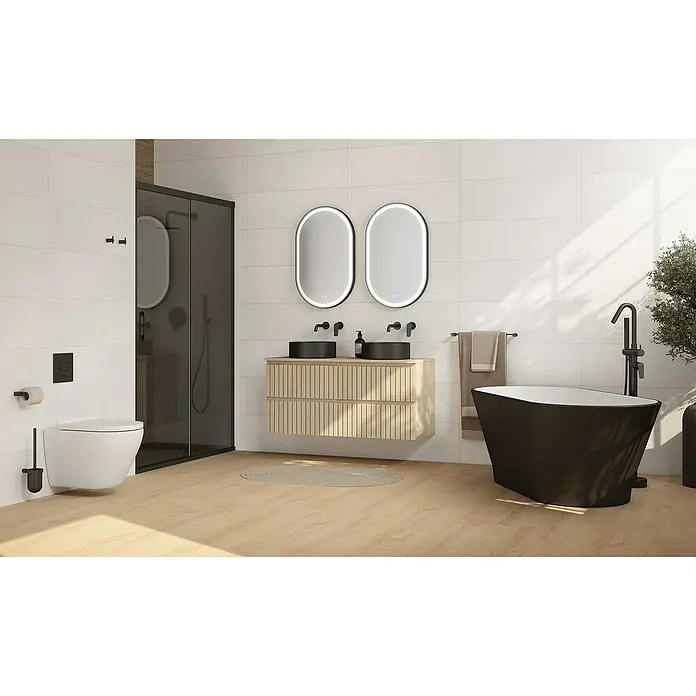 Espejo con luz Klara - An x Al: 50 x 80 cm, Negro, Sensor - Elegante baño con doble lavabo, espejos ovalados y bañera exenta en tonos oscuros para un ambiente moderno.