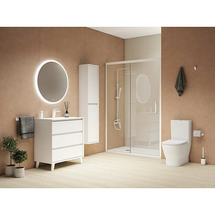 GME Mampara de ducha frontal Basic - 140 x 196 cm, Vidrio transparente, Blanco - Elegante interior de baño con lavabo blanco, espejo, ducha e inodoro, creando un ambiente moderno y elegante.