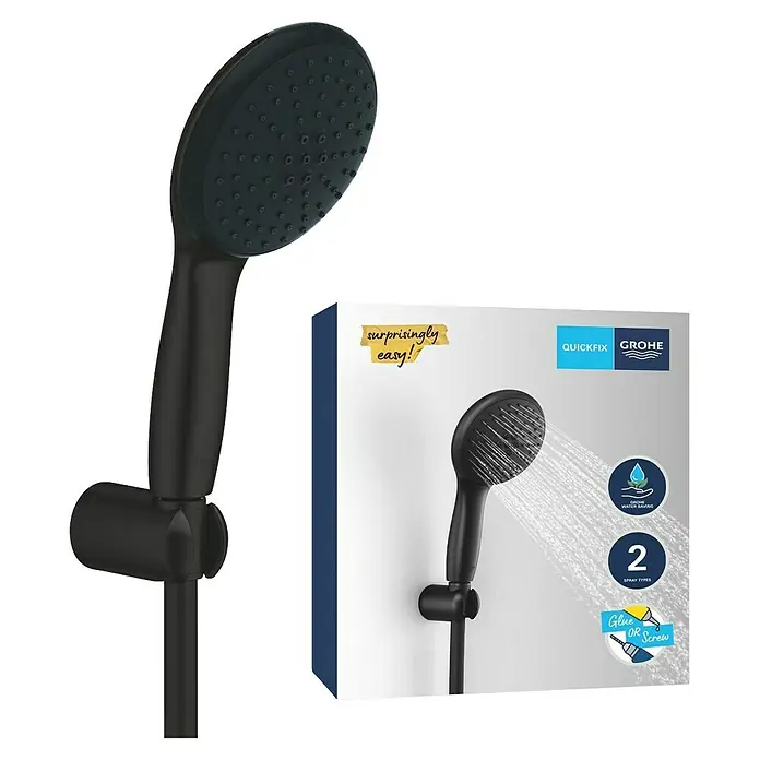 Grohe QuickFix Vitalio Start Brausegarnitur 110 2 - Art Strahl: Rain, Jet, Schwarz, Kunststoff, Matt - Schwarzer matter Duschkopf mit Schlauch und Halterung, neben der Produktverpackung mit Duschbild.