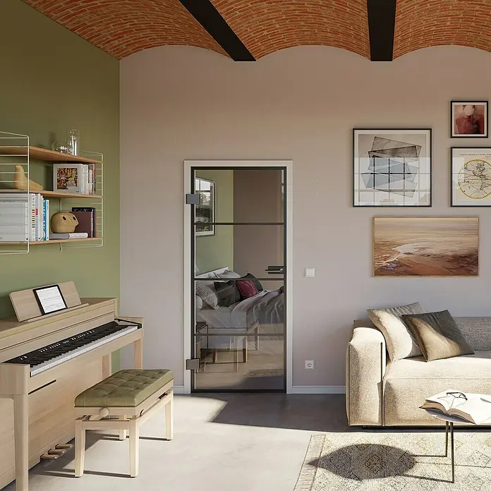 Room Plaza Slimwork Drehtür-Komplettset Typ 9 - 959 x 2.097 mm, DIN Anschlag: Links, Klarglas - Ein moderner, heller Wohnraum mit hellem Holzklavier, olivgrüner Bank und bequemem beigem Sofa.