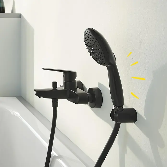 Grohe VitalioFlex Trend Brauseschlauch - Länge: 150 cm, Kunststoff, Matt - Schwarze Badewannenarmatur mit Handbrause an einer weißen Wand, die ein elegantes und modernes Baddesign unterstreicht.