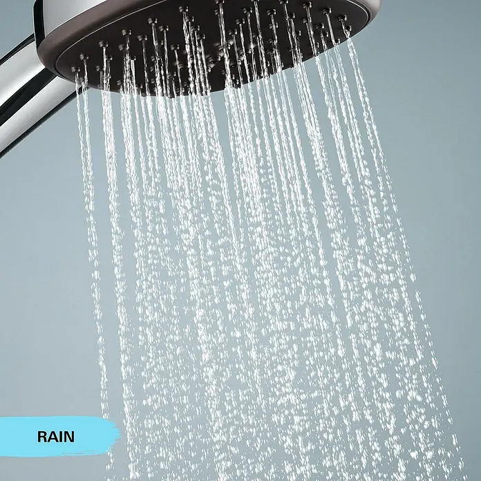 Grohe Vitalio Start Brausegarnitur 110 1 - Lochabstand: 47 cm - 62 cm, Chrom, Kunststoff - Nahaufnahme eines Duschkopfs, der Wasser im Regenmodus abgibt, ideal für ein entspannendes Duscherlebnis. Die feinen Tropfen sorgen für sanfte Entspannung.