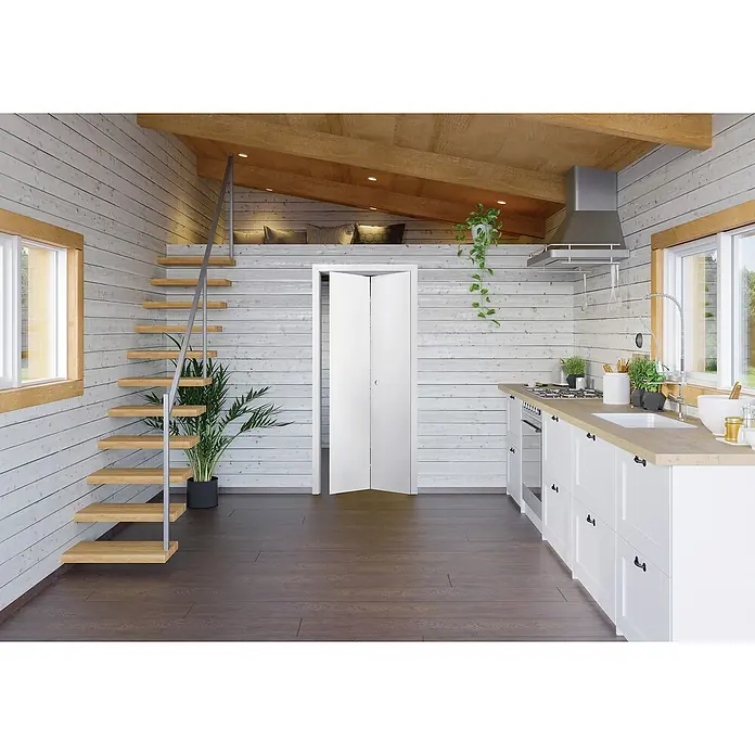 Invado Falttür ND90 - 860 x 1.985 mm, Verkehrsweiß matt, Mittellage: Wabe - Moderne rustikale Küche mit weißen Schränken, Holzwänden, dunklem Boden und schwebenden Treppen zu einem Loftbereich.
