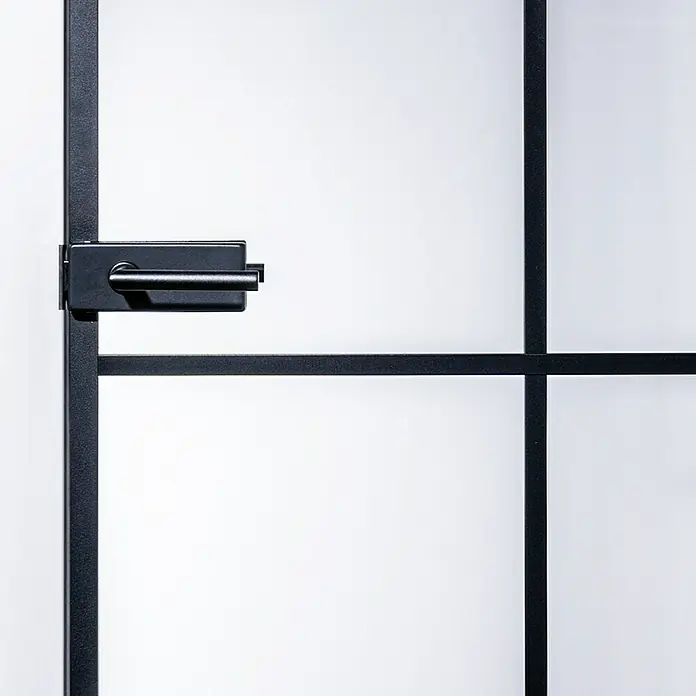 Room Plaza Slimwork Drehtür-Komplettset Typ 8 - 959 x 1.972 mm, DIN Anschlag: Links, Klarglas - Schwarzer, moderner Türgriff an einer schwarz gerahmten Glastür mit weißen Paneelen.