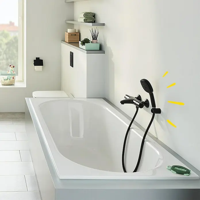 Grohe Vitalio Comfort Handbrause 110 - Anzahl Funktionen: 2 Stk., Schwarz - Schwarzes Duschsystem mit Armatur, Schlauch und Duschkopf, über einer weißen Badewanne in einem hellen Badezimmer montiert.