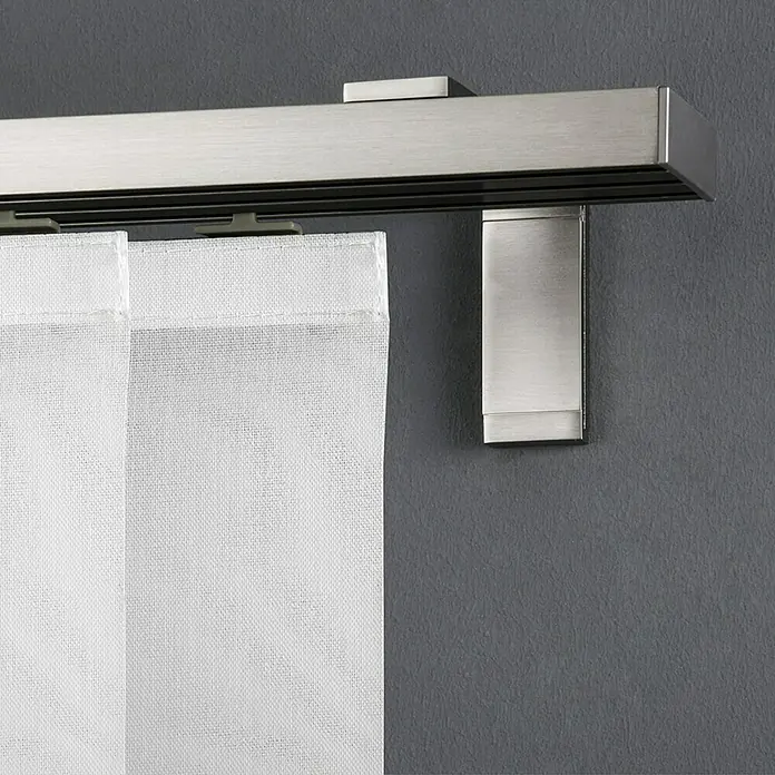 Expo Ambiente Wandträger Smart - Weiß, Länge: 11,5 cm - Nahaufnahme einer modernen Gardinenstange aus gebürstetem Nickel mit weißen Vorhängen vor einer grauen Wand.
