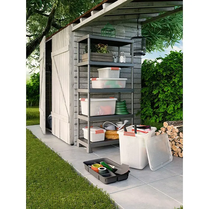 KIS Caja de almacenaje K-Latch S - L x An x Al: 39 x 29 x 18 cm, Transparente/Naranja - Una estantería gris de cinco niveles se encuentra en el exterior junto a un cobertizo, ofreciendo almacenamiento para diversas herramientas de jardín y cajas de almacenamiento.