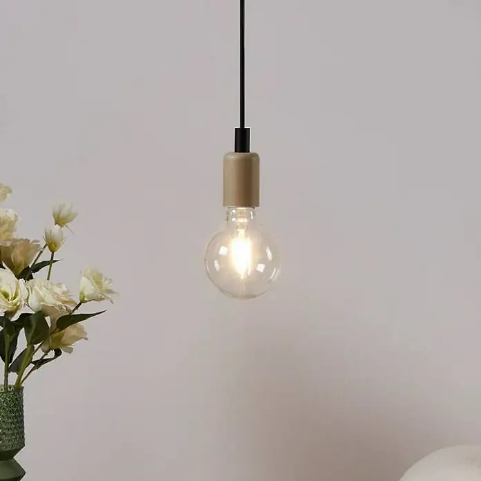 Eglo LED-Lampe Vintage Globe-Form E27 - E27, Nicht Dimmbar, Warmweiß, 600 lm, 5 W - Nahaufnahme einer Pendelleuchte mit einem Globus-förmigen Leuchtmittel und einem Holzsockel, die ein warmes Licht ausstrahlt.