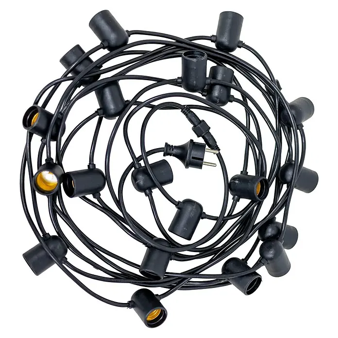 New Garden Guirnalda luminosa LED Allegra - Para exterior, 20 ud., Funcionamiento en red - Primer plano de una guirnalda de luces con portalámparas negros y algunas bombillas visibles, sobre un fondo oscuro.
