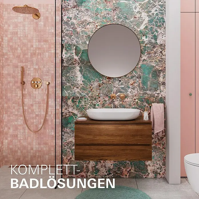 Grohe Essence Waschtischarmatur M - Wandmontage, Warm Sunset, Matt - Badezimmer-Design mit Waschtischunterschrank aus Holz, runder Spiegel und grüner Marmorwand.