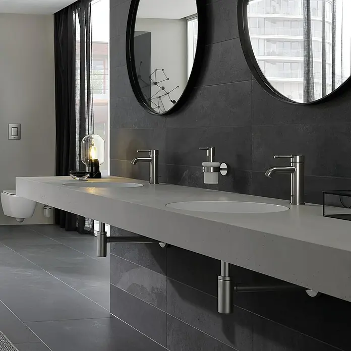Grohe Essence New Waschtischarmatur S-Size - Ohne Zugstange, Supersteel, Matt - Moderne Badezimmerarmatur mit Doppelwaschtisch, runden Spiegeln und stilvoller Beleuchtung für ein elegantes Ambiente.