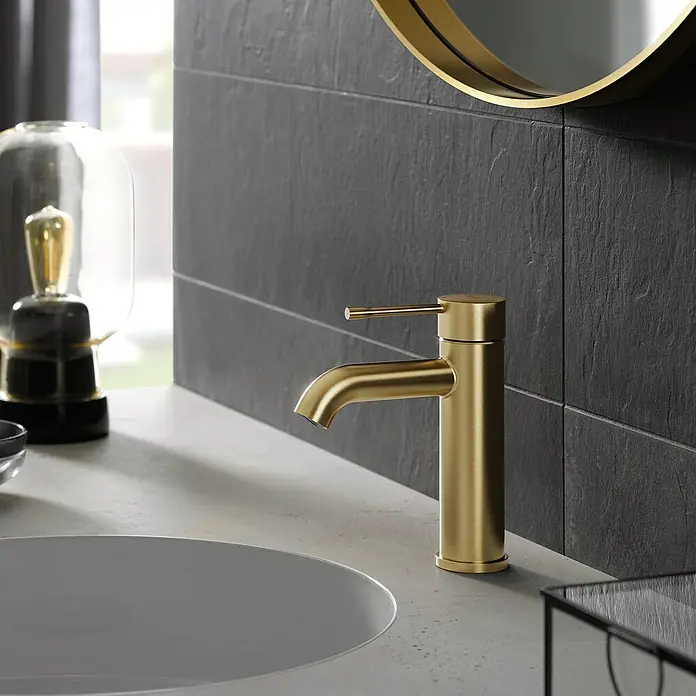 Grohe Essence New Waschtischarmatur S-Size - Ohne Zugstange, Cool Sunrise, Matt - Elegante goldene Armatur auf einem modernen Waschtisch. Die Armatur ist ein echter Blickfang im Badezimmer und verleiht ihm einen Hauch von Luxus.