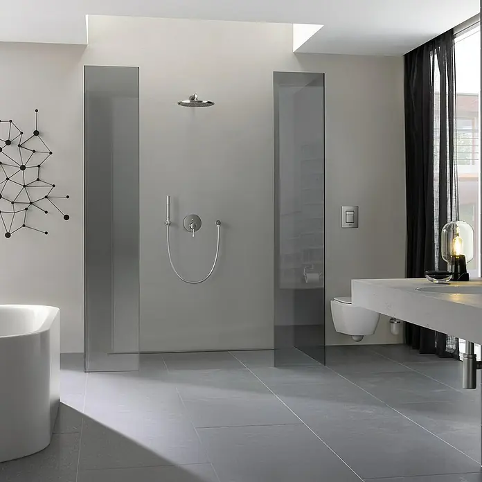 Grohe Essence UP-Badewannenarmatur - Chrom, Glänzend - Elegantes Badezimmer mit einer begehbaren Dusche, minimalistischem Waschbecken und dunklen Vorhängen. Die moderne Gestaltung sorgt für eine stilvolle Atmosphäre.