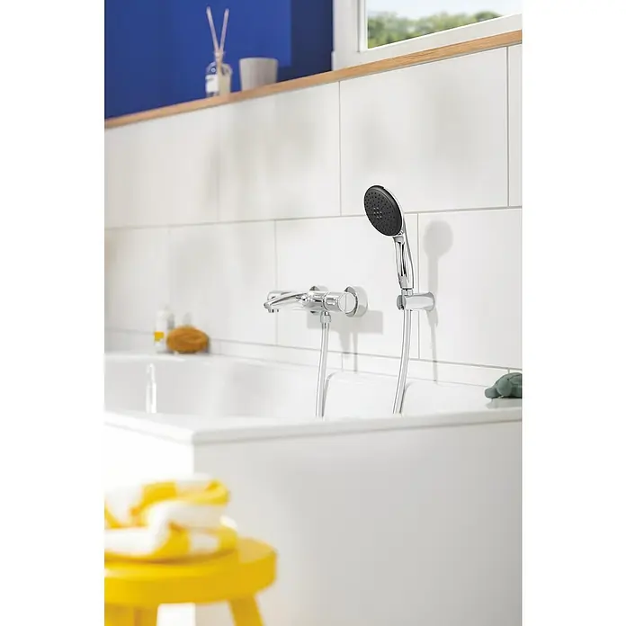 Grohe Brausehalter Vitalio Universal BL - Kunststoff, Chrom - Einbaufähige Badewanne mit Mischbatterie und Handbrause. Das glänzende Chromdesign passt perfekt zu hellen Badezimmerfliesen.