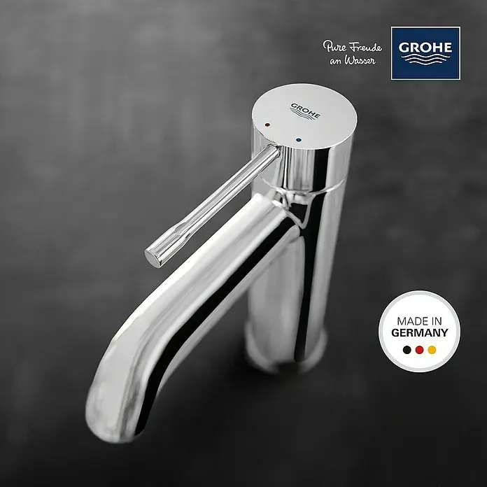 Grohe Essence New Waschtischarmatur S-Size - Hochdruck, Verchromt, Glänzend - Nahaufnahme einer glänzenden Grohe Armatur mit Hebel und Farbpunkten auf einer dunklen Oberfläche.